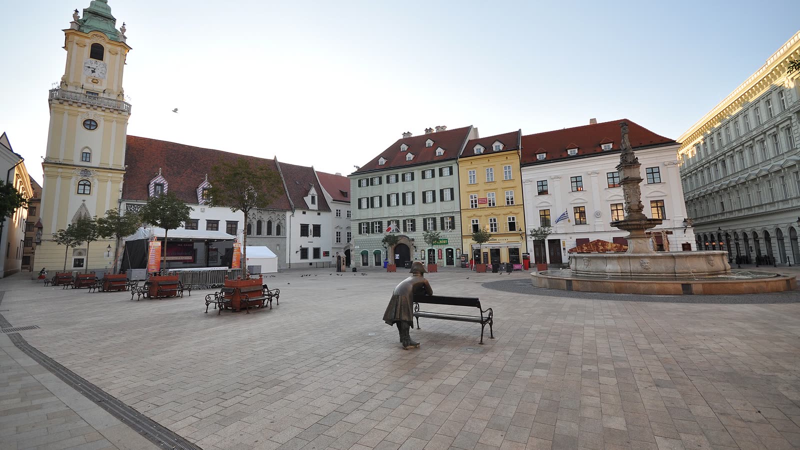 Hlavné námestie v Bratislave so starou radnicou a Rolandovou fontánou za svitania